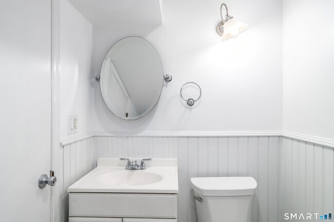 Building Photo - 8 Stonecrop Rd S