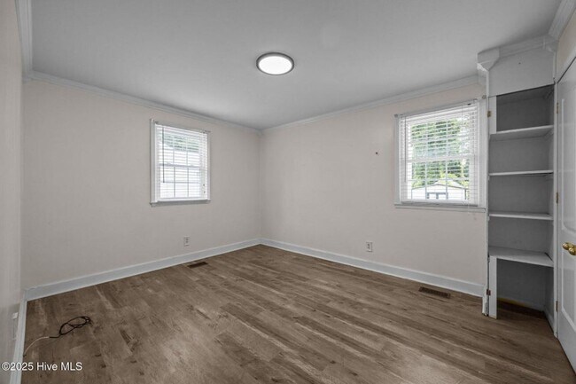 Building Photo - Spacious updated home in Jax - Pet Friendly - Great Location