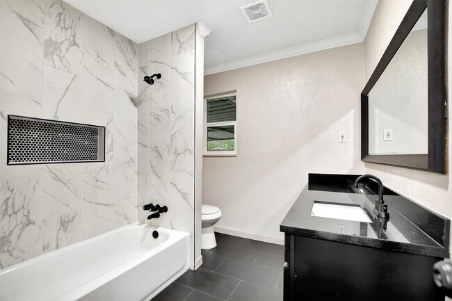 Building Photo - 1914 Monroe Dr