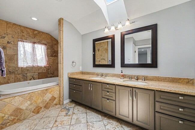 Building Photo - Classic Denver Charm Meets Modern Flexibility