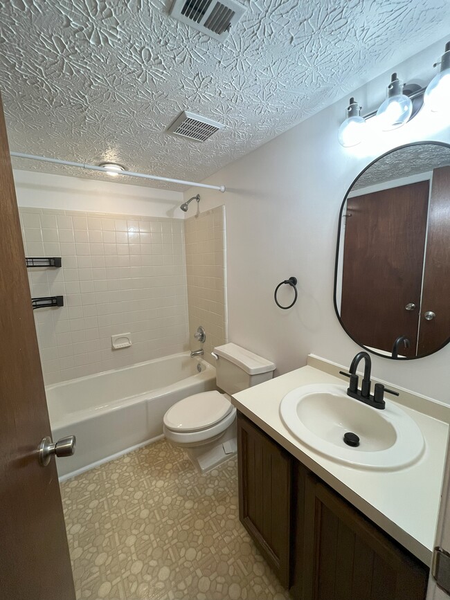 Building Photo - 44710 Beechwood Ct