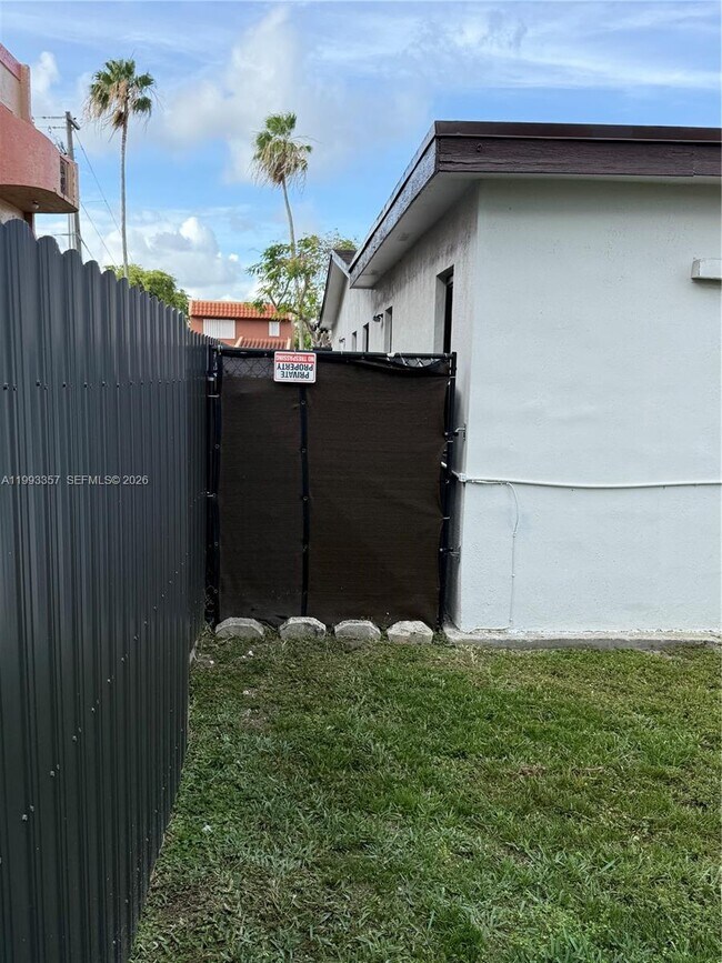 Building Photo - 1050 W 37th St