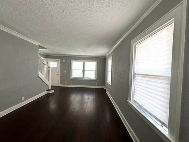 Building Photo - Spacious 3 Bedroom Home