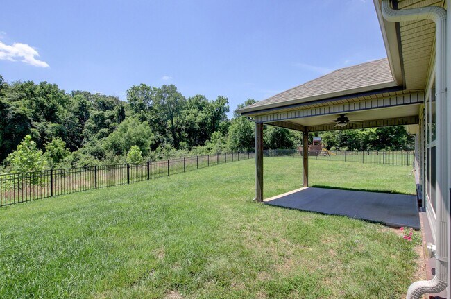 Building Photo - Sharp 3 bed 2 Bath Close To Ft Campbell