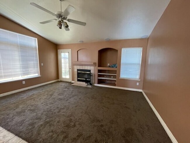 Building Photo - Lovely 3 bedroom / 2 bath home near Miwok ...