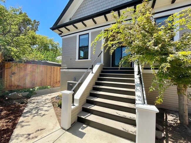 Building Photo - 1027 Lincoln Ave