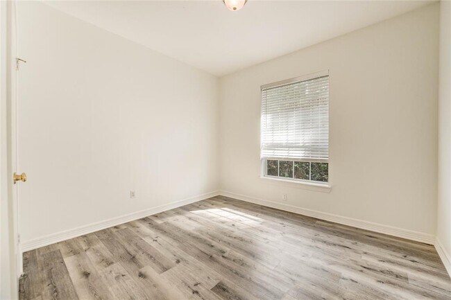 Building Photo - 8803 Memorial Creek Dr