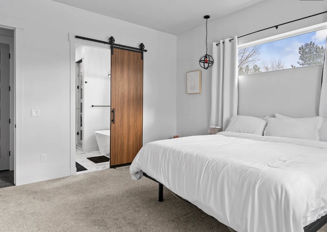 Building Photo - GORGEOUS Sandy Home!!!