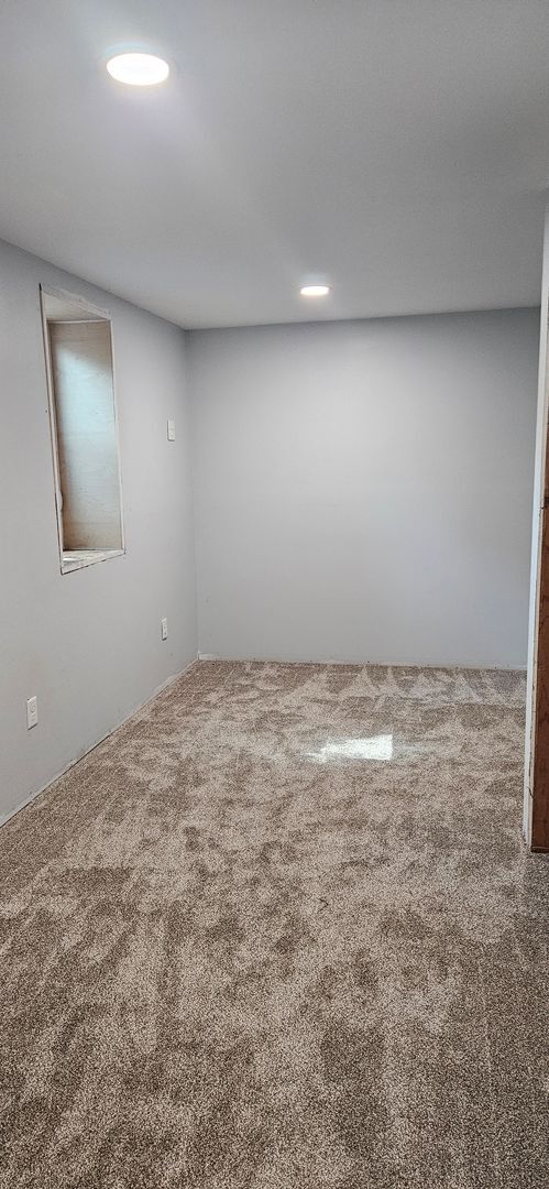Building Photo - Large Rambler with 5 bedrooms, 2 baths wit...