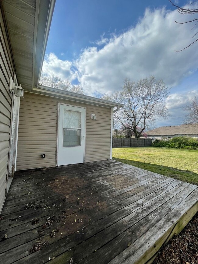 Building Photo - Available Now 3 Bedroom 2 Bath home just m...