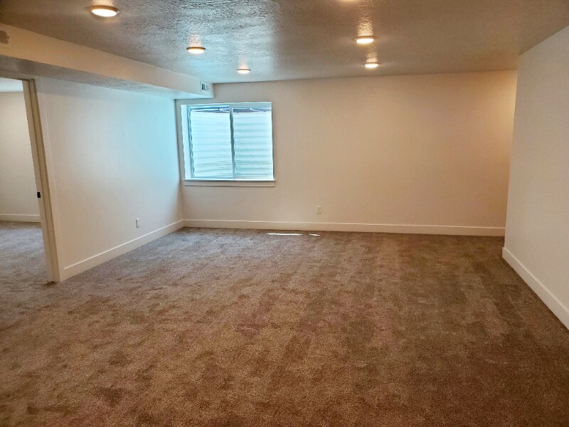 Building Photo - 809 380 E