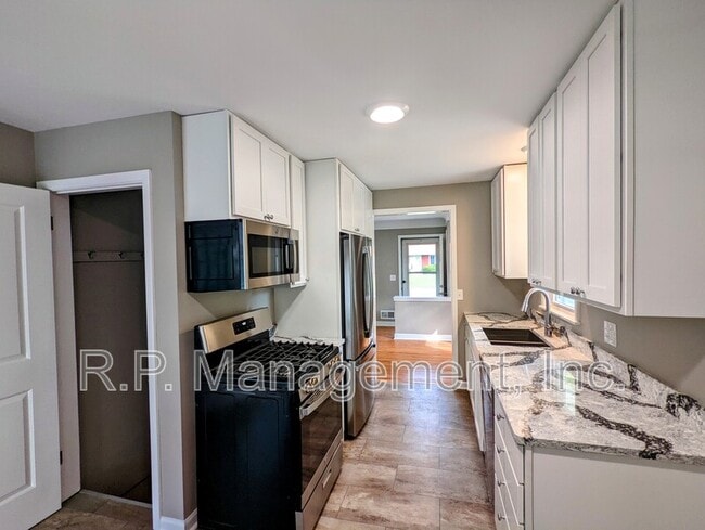 Building Photo - 1194 Laurie Rd W