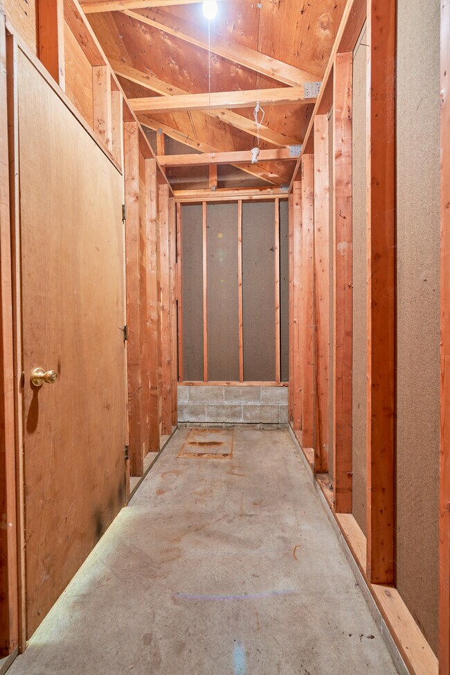 Building Photo - 5 Somerset Dr