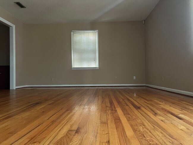 Building Photo - 110 Laurel Cir