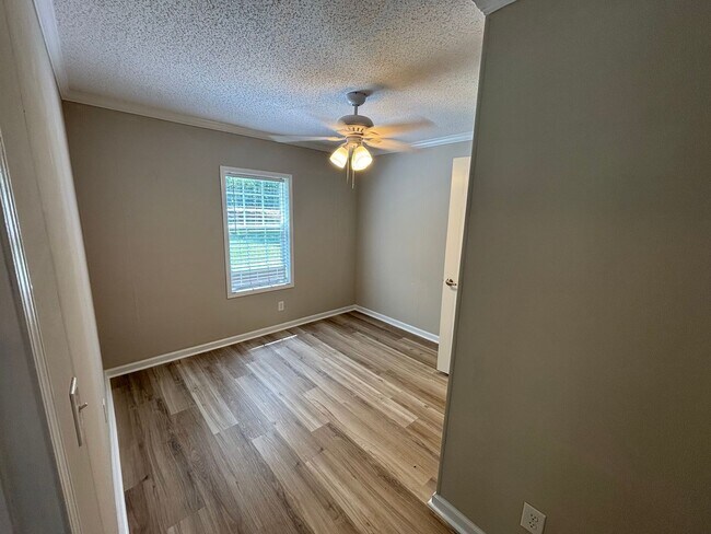 Building Photo - 1642 Oakwood Rd