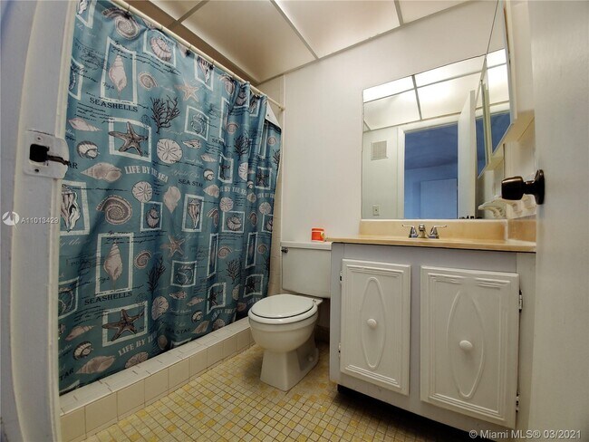 Building Photo - 9363 Fontainebleau Blvd