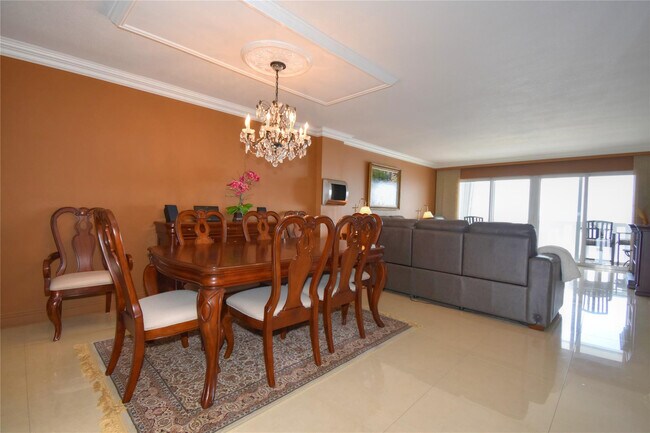 Building Photo - 1012 N Ocean Blvd