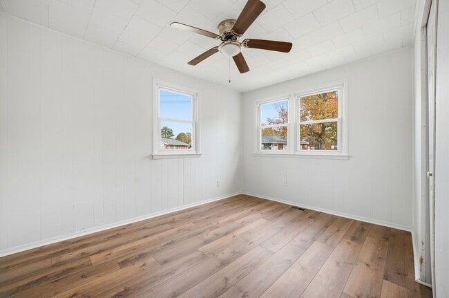 Building Photo - Three Bedroom House