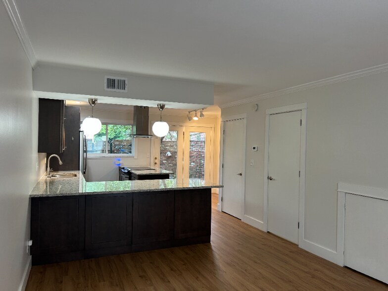 Building Photo - 3073 Colonial Way