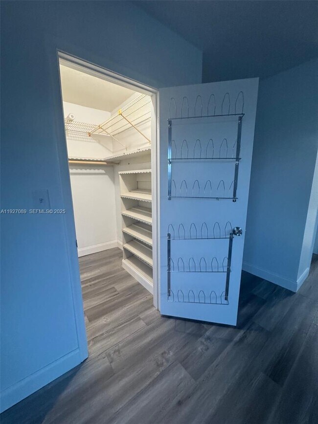 Building Photo - 1881 Middle River Dr