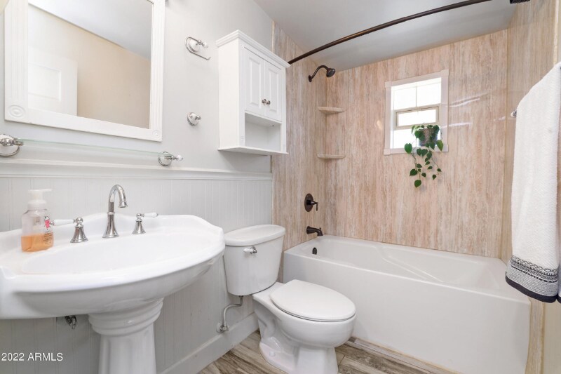 Building Photo - 1319 E Orangewood Ave