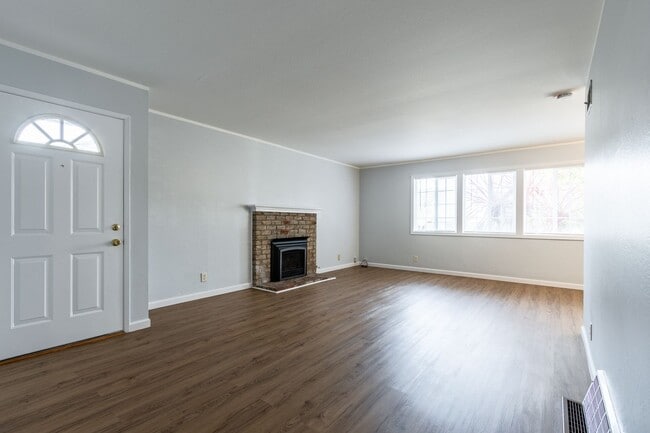 Building Photo - Beautiful & bright 3 bed / 2 Bath San Brun...