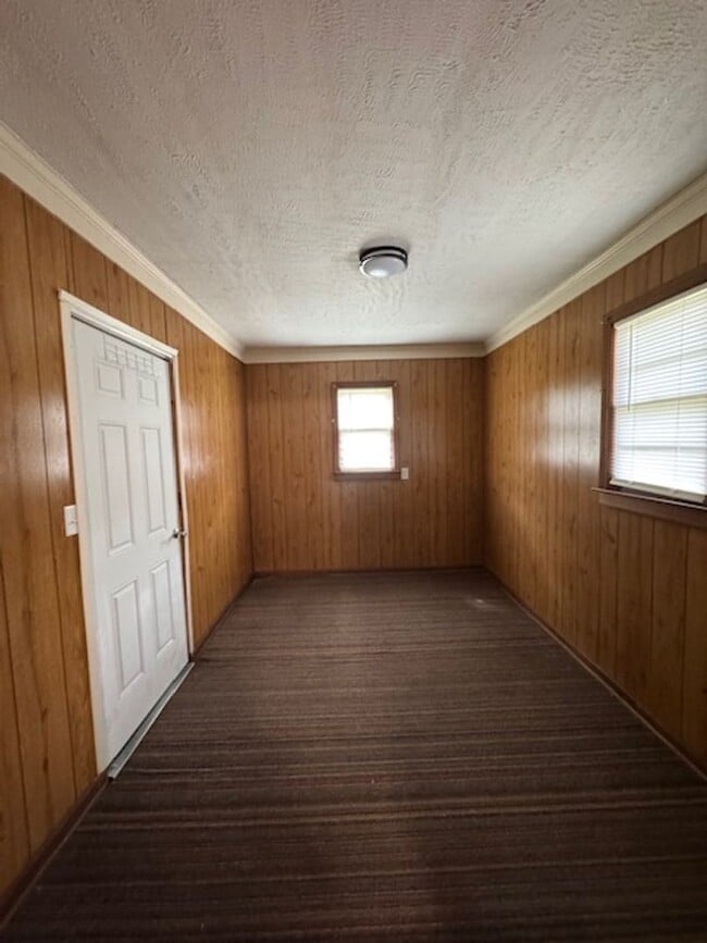 Building Photo - 301 Woodview Dr