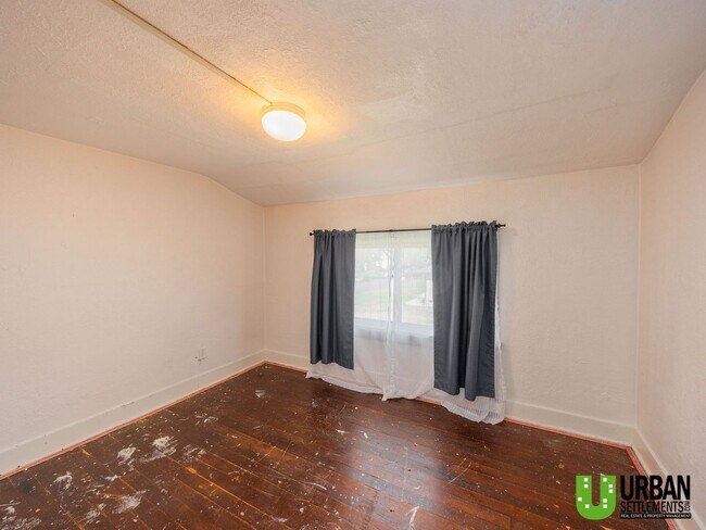 Building Photo - Charming 4-Bedroom Home with Fenced Yard, Garage & Washer/Dryer – North Spokane