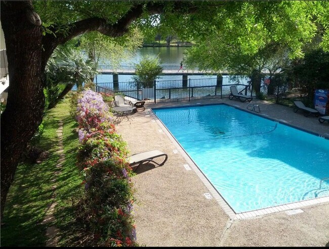 Building Photo - Freshly Updated Condo