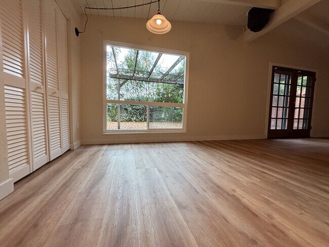 Building Photo - 3/1 in East Davis, New windows, new floors, new paint!