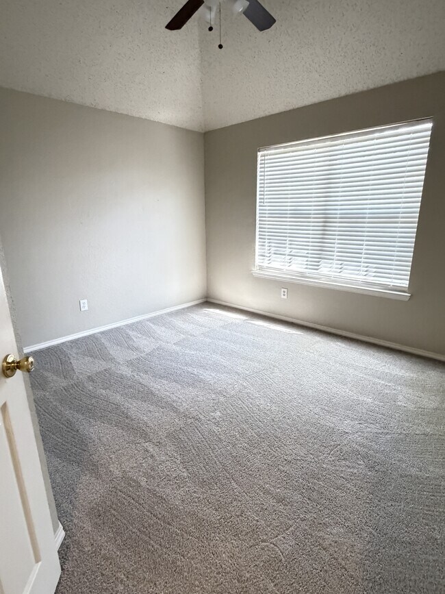 Building Photo - 2040 Camelot Dr