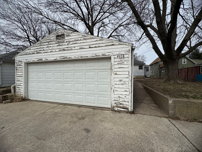 Building Photo - @ bedroom in Rock Island