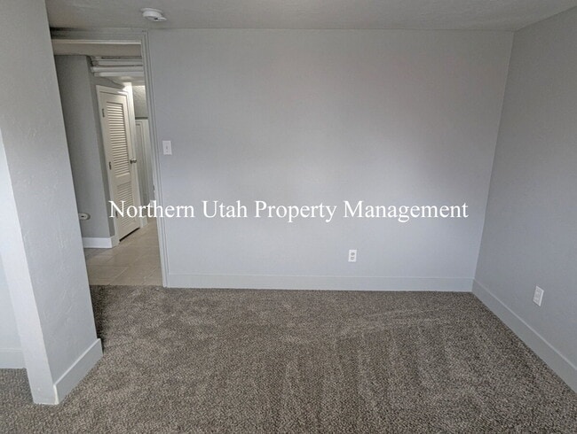 Building Photo - 4 Bed, 2 Bath