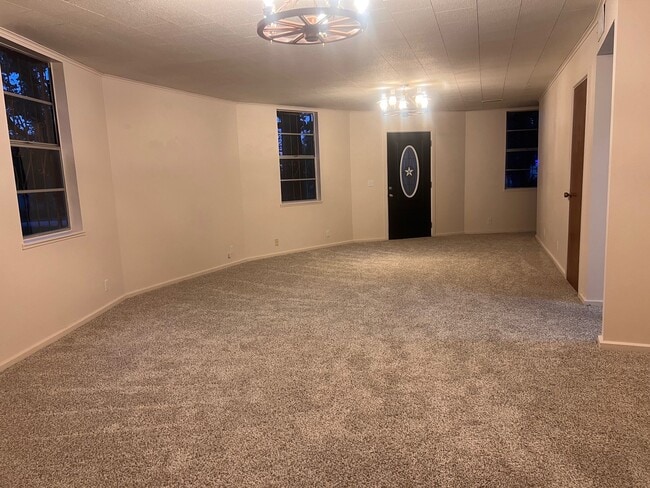 Building Photo - 302 Dallas St