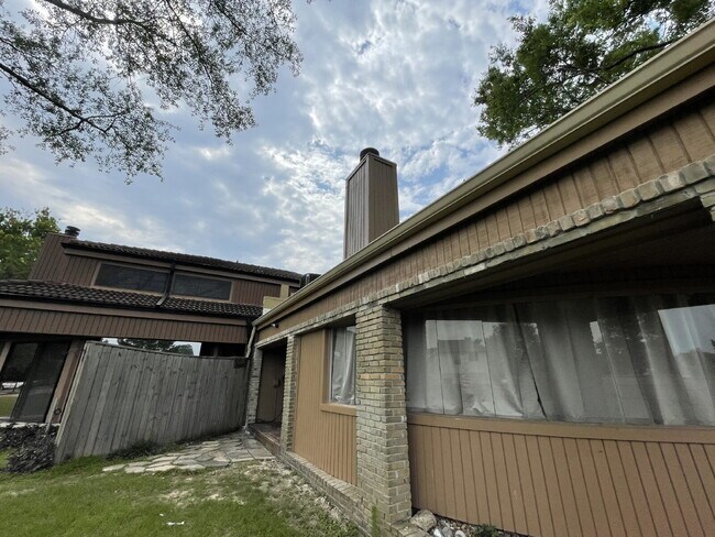 Building Photo - Live in the city of Panorama Village & enjoy all it has to offer: 27-hole golf course, 3 city par...