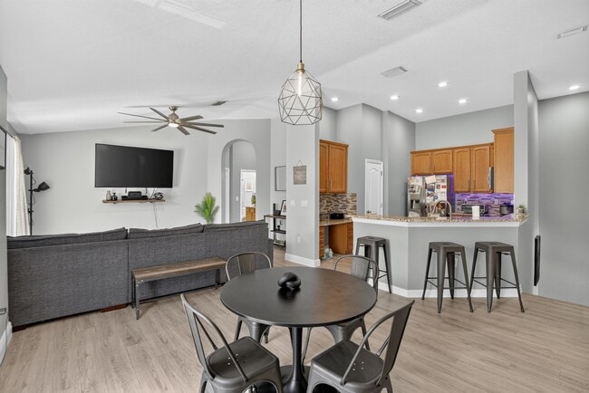 Building Photo - 6746 Breezy Palm Dr