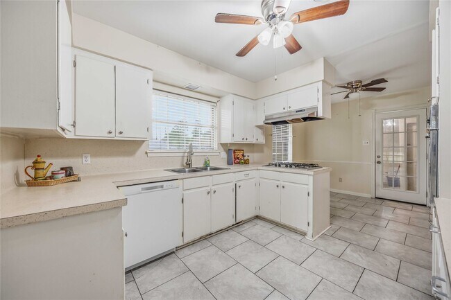 Building Photo - 435 Rollingwood St