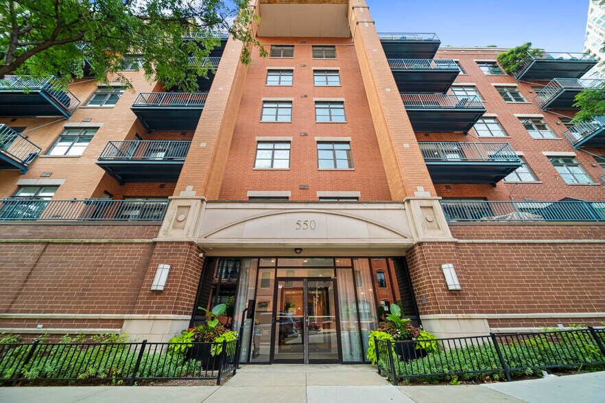 Primary Photo - 550 W Fulton St