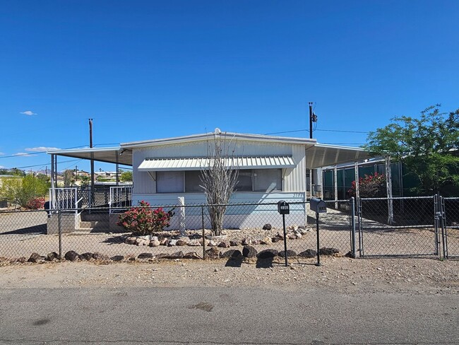 Primary Photo - CUTE 2 Bed/2 Bath Mobile on 2 lots in Cent...