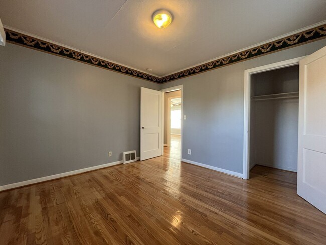 Building Photo - Spacious Multi-Level Living with Vaulted Ceilings and Backyard Access