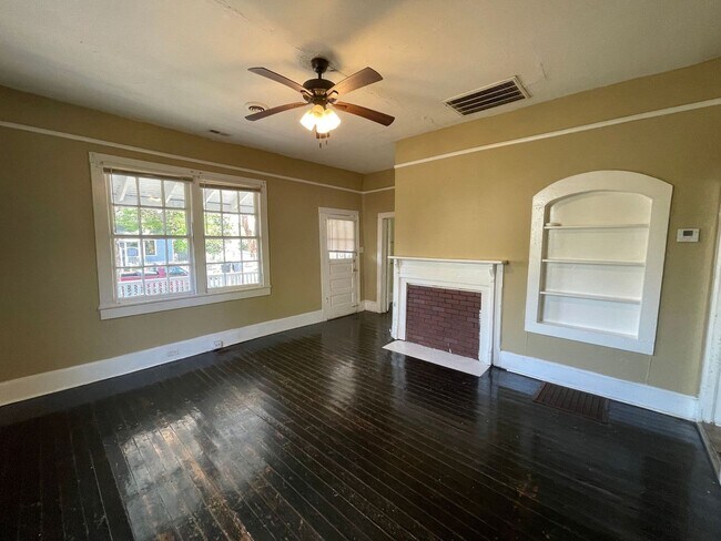 Building Photo - 2 bedroom 1 bathroom house with fenced yard available