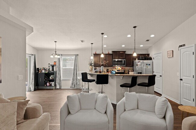 Building Photo - 124 Lillian Wy