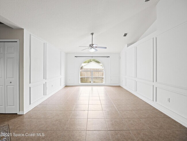 Building Photo - 380 Courtney St