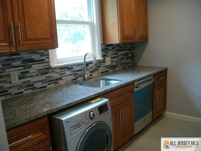 Building Photo - 6 Linwood Pl