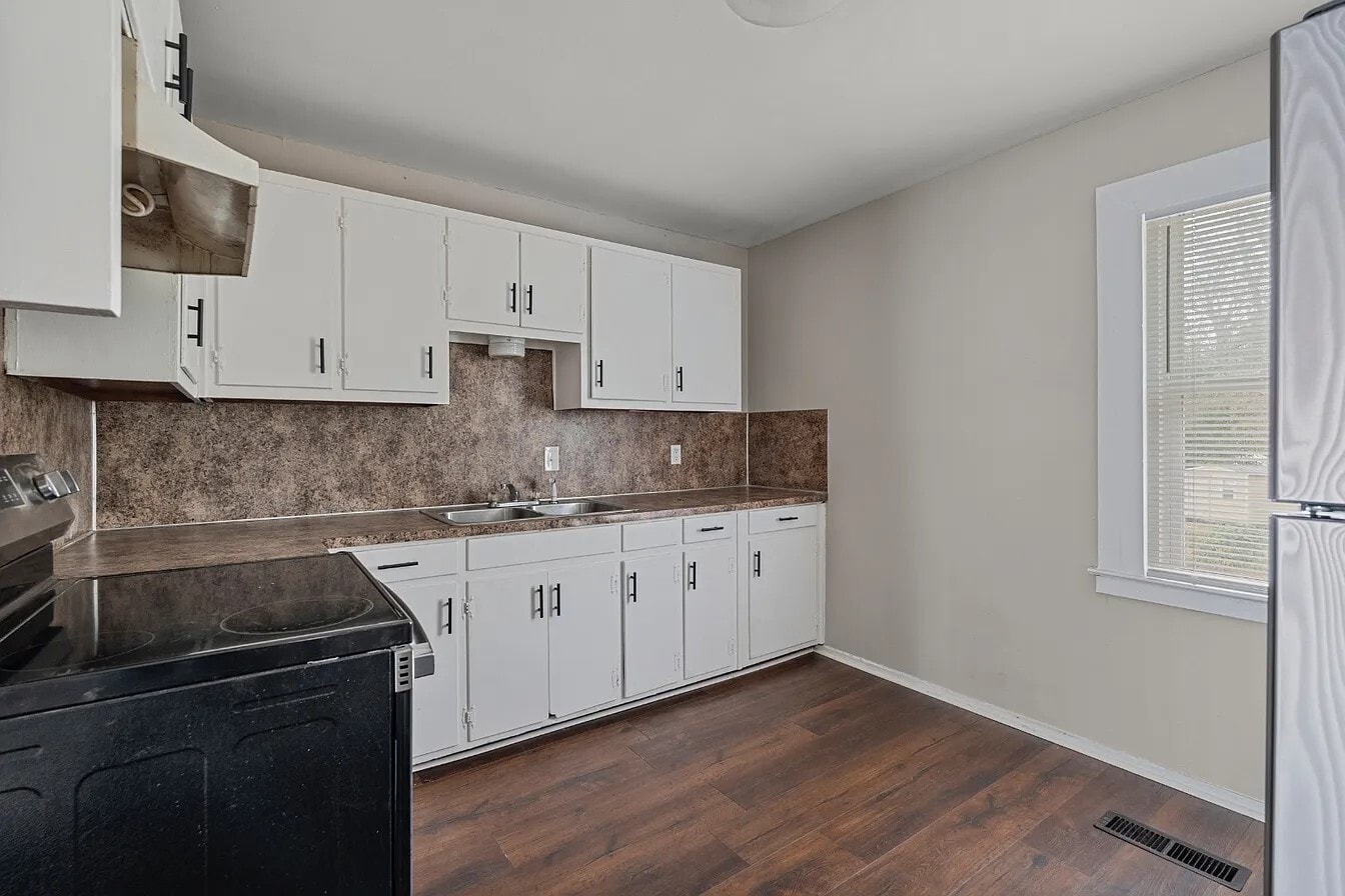 Kitchen - 4647 Buckner St