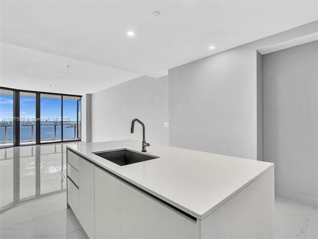 Building Photo - 700 NE 24th St