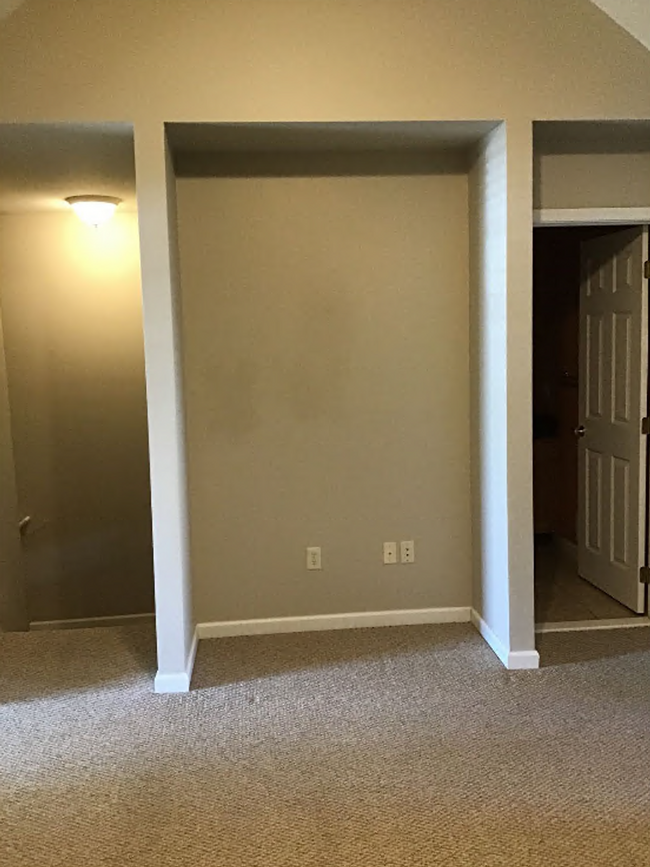 Building Photo - Spacious 3-Bedroom Townhome with Garage - ...