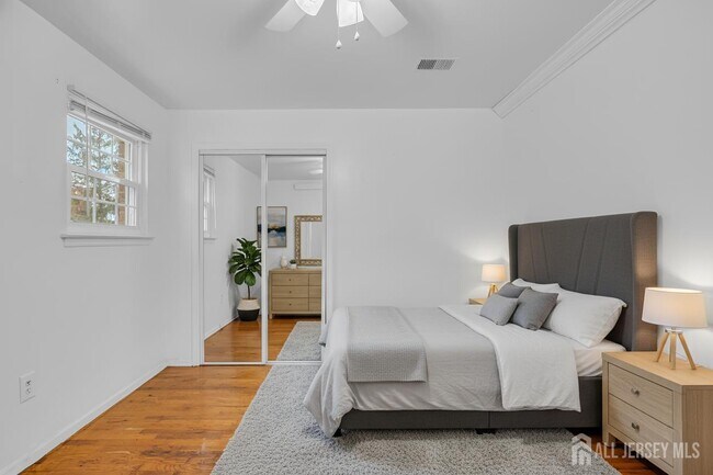 Building Photo - 14 College Dr