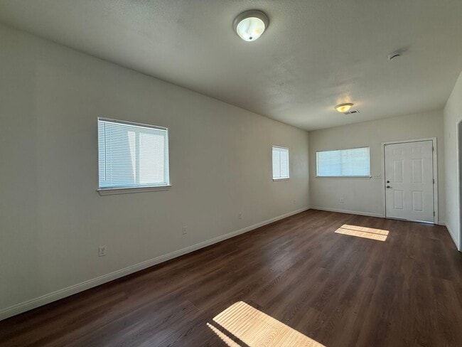 Building Photo - 516 2nd St