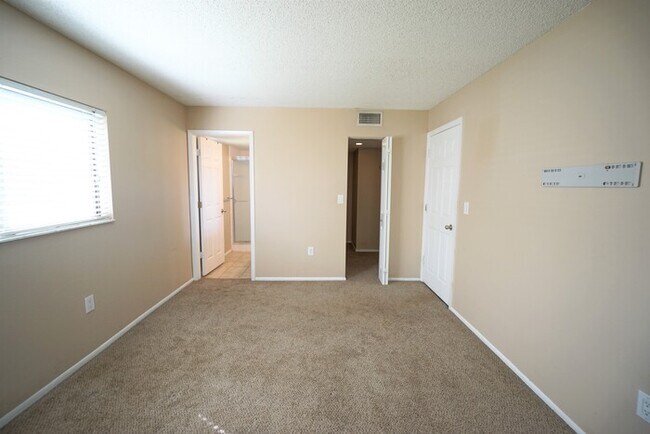 Building Photo - Spacious 2-Bedroom Condo with Screened Lanai in Gallery at Bayport